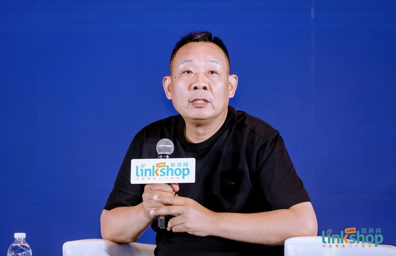 给胖东来供货十七年的牟强说，和这家超市合作，一边是天堂，一边是地狱。合作17