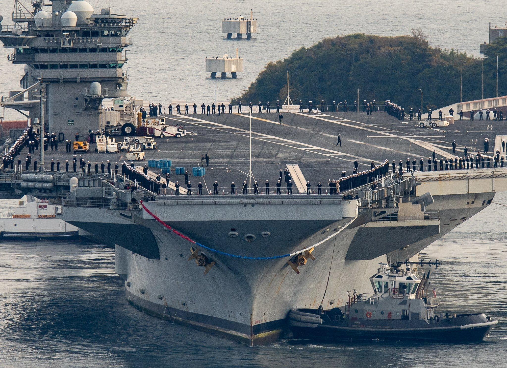 🔻乔治华盛顿号航母回到日本横须贺基地靠岸。🔻此前在和辽宁号战斗群面对面活动估