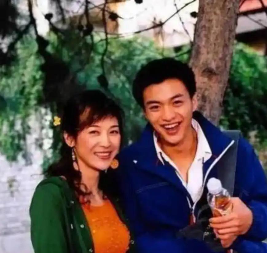 12年前，身家50亿的温州首富周旭辉，背着原配老婆，看上了演李云龙老婆的童蕾，在