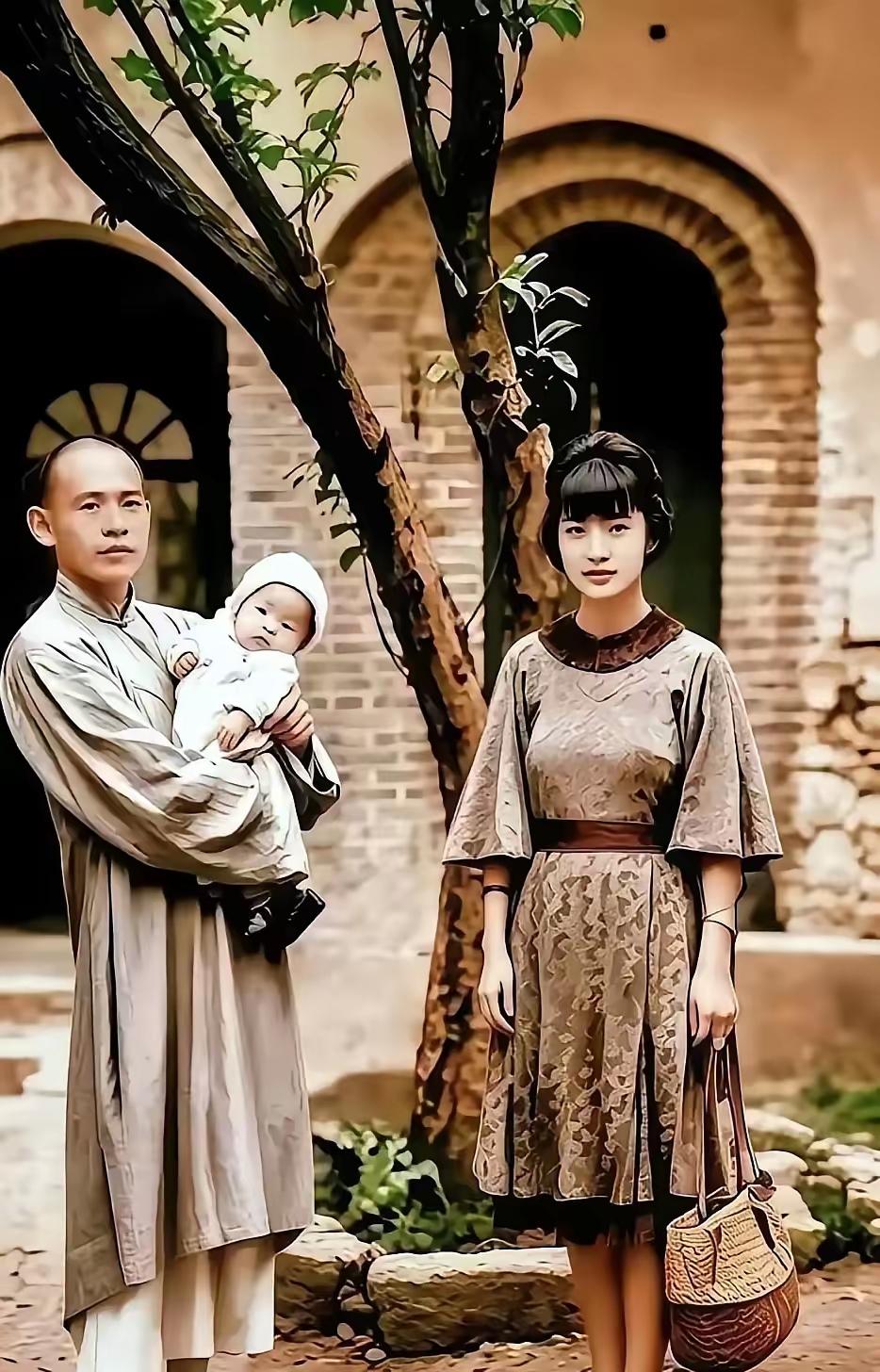 这是四川军阀刘文辉和夫人的一张真实照片。从照片上你只看到一个顺和儒雅的汉子，他抱