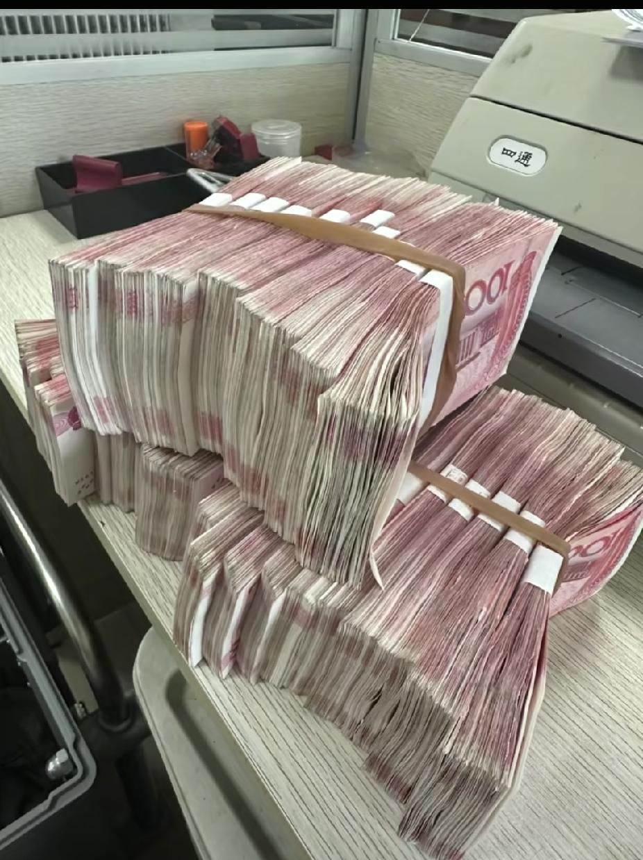 昨天听了一个讲座说现在一个普通的农村家庭都能轻轻松松拿出30万说现在存钱的