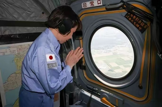 高市不下灾区，隔着舷窗为地震遇难者哀悼！日前，日本内阁发布照片，照片显示，首相高