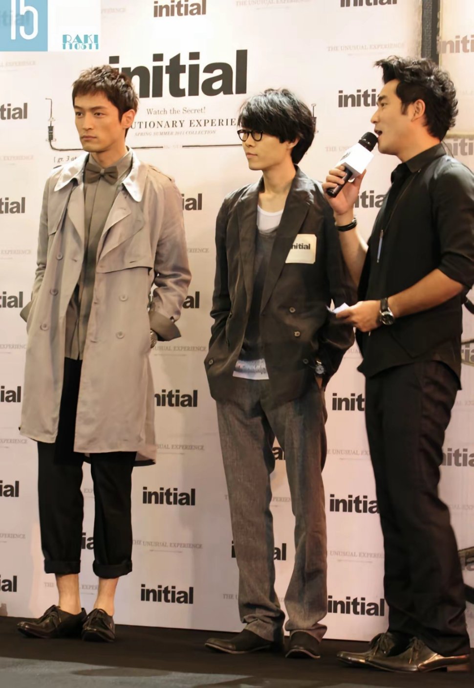 一看就是十几年前，这种裤子可火了，到处都是胡歌这种穿搭的