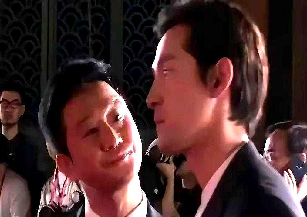 四年前路演后台，吴京能把胡歌搂得双脚离地；如今颁奖礼通道，他一句“老胡”刚出口，