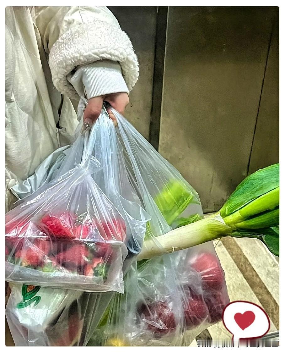 小叔子第一次领女朋友回来，婆婆给了小叔子女朋友200红包，女孩当场拆开来看了一下