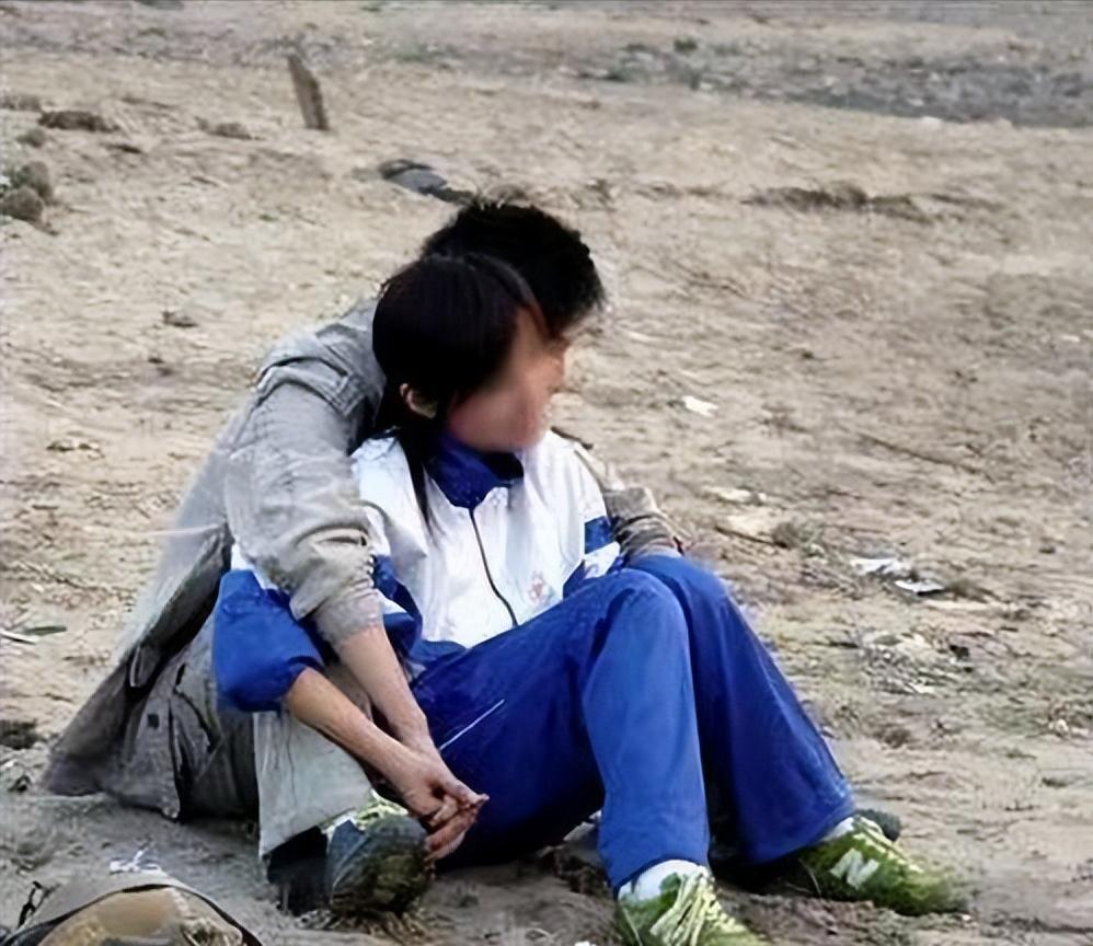 新疆15岁女孩开学体检，发现怀孕12周，警方查明系其与21岁小伙恋爱，女孩父母难