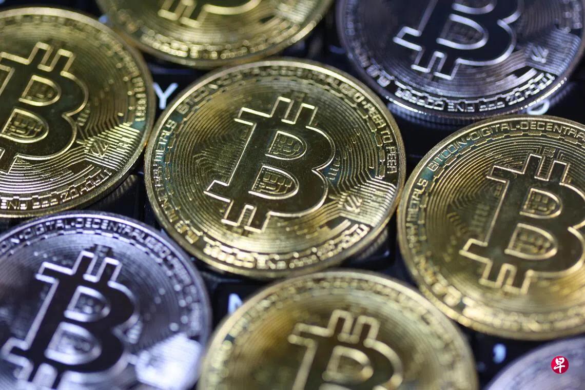 比特币全周下跌约5%，为3月以来最大降幅，目前在交易区间低端徘徊。（王彦燕摄）