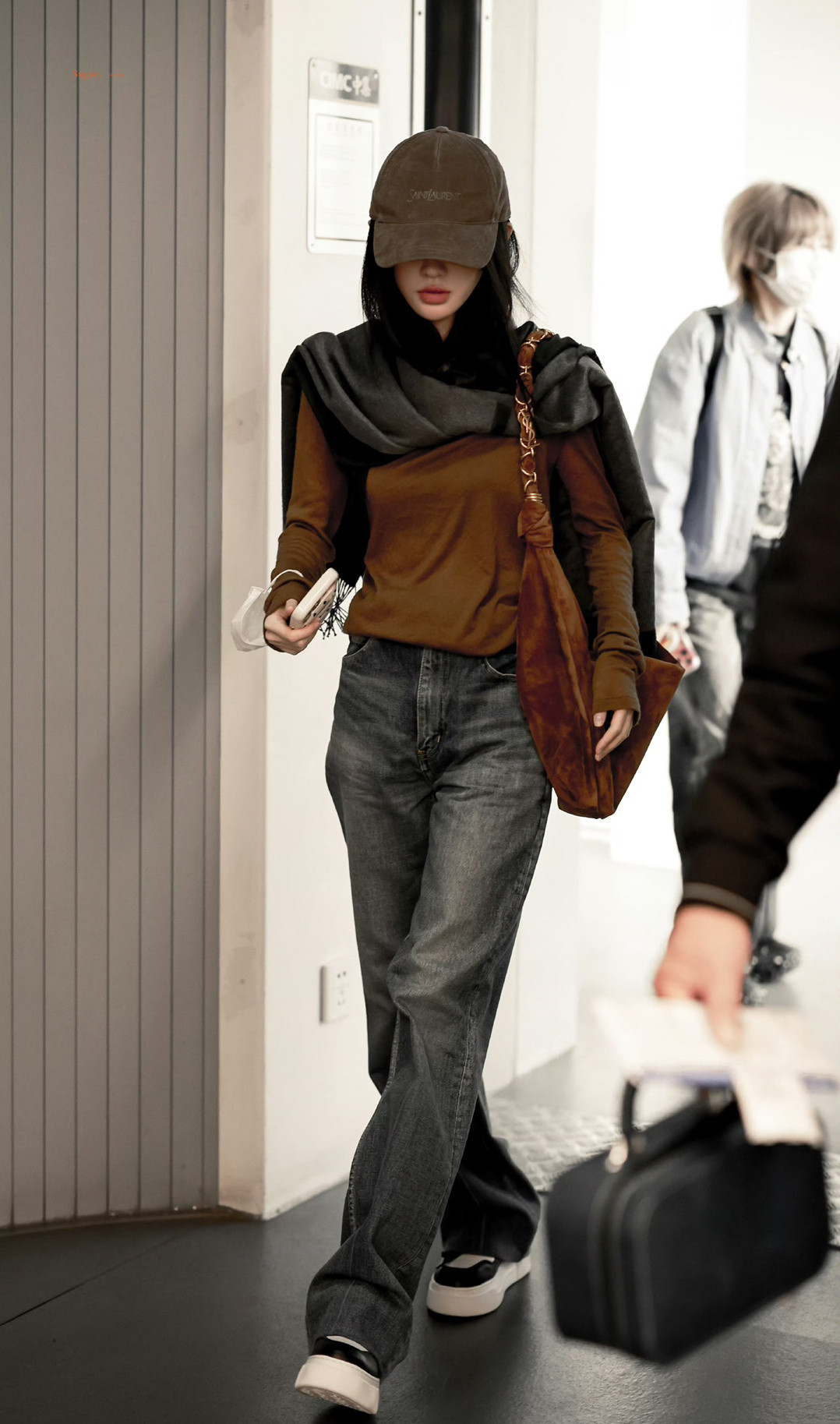 鞠婧祎星光大赏出发路透来了！这身穿搭好适合她呀！状态不错～