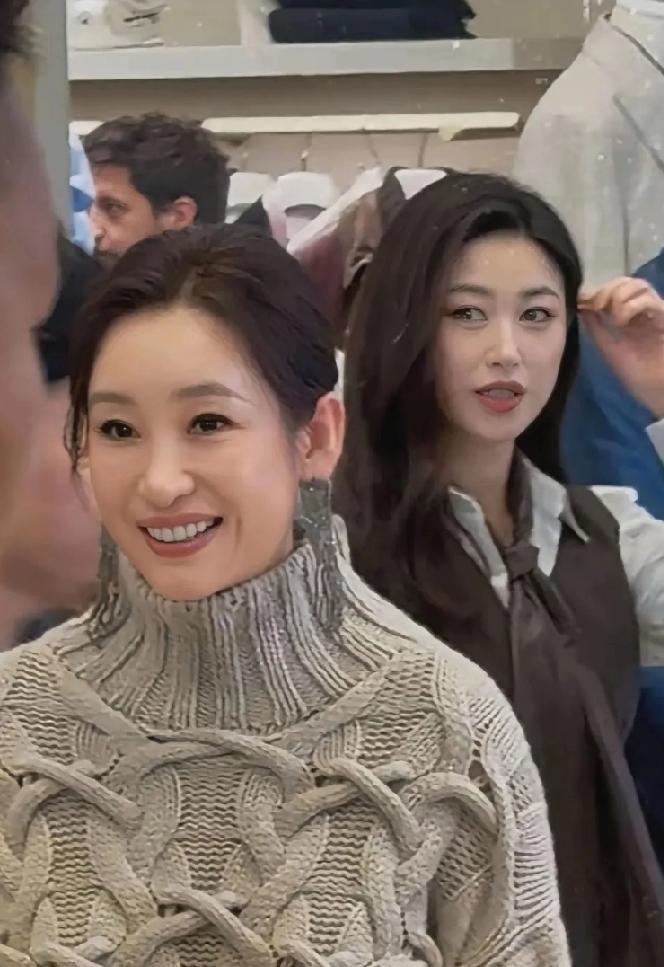 Gucci的毛衣故意织出破洞，标价2.8万，秦海璐董洁连夜下单。这不是设计翻车