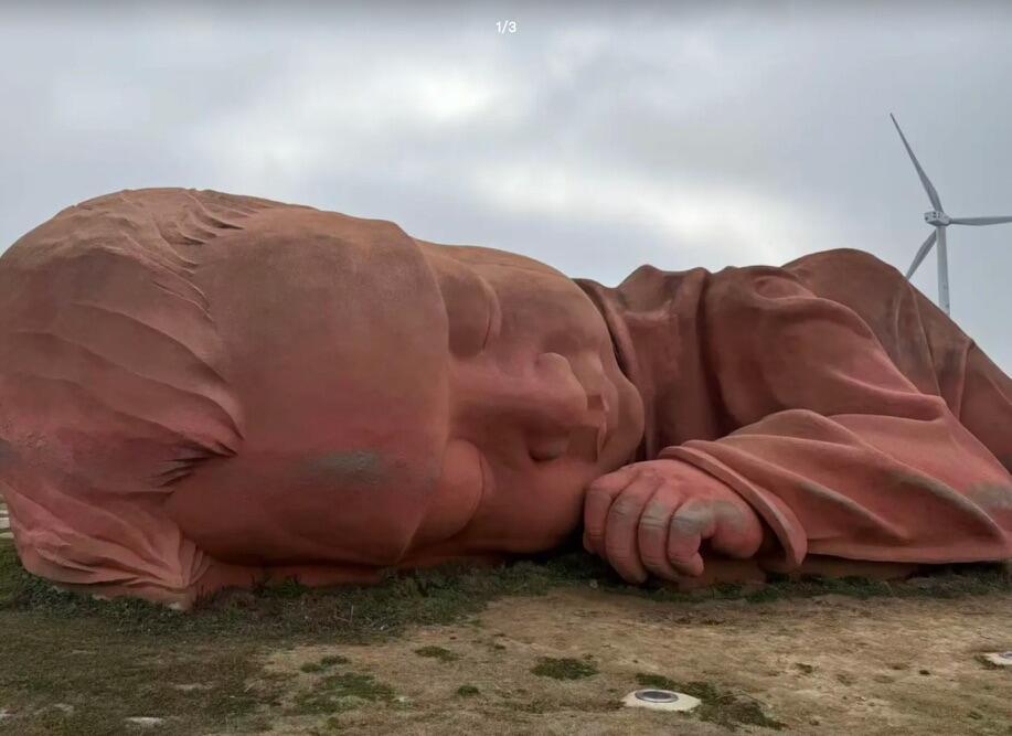 嚯，最近这事可有点意思。有网友发现，贵州龙里县那个油画大草原景区，把里头一个挺有