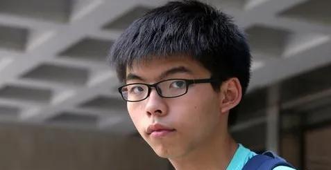 6月6日，狱警打开牢门，28岁的黄之锋迎接的并非例行检查，而是新的逮捕令。