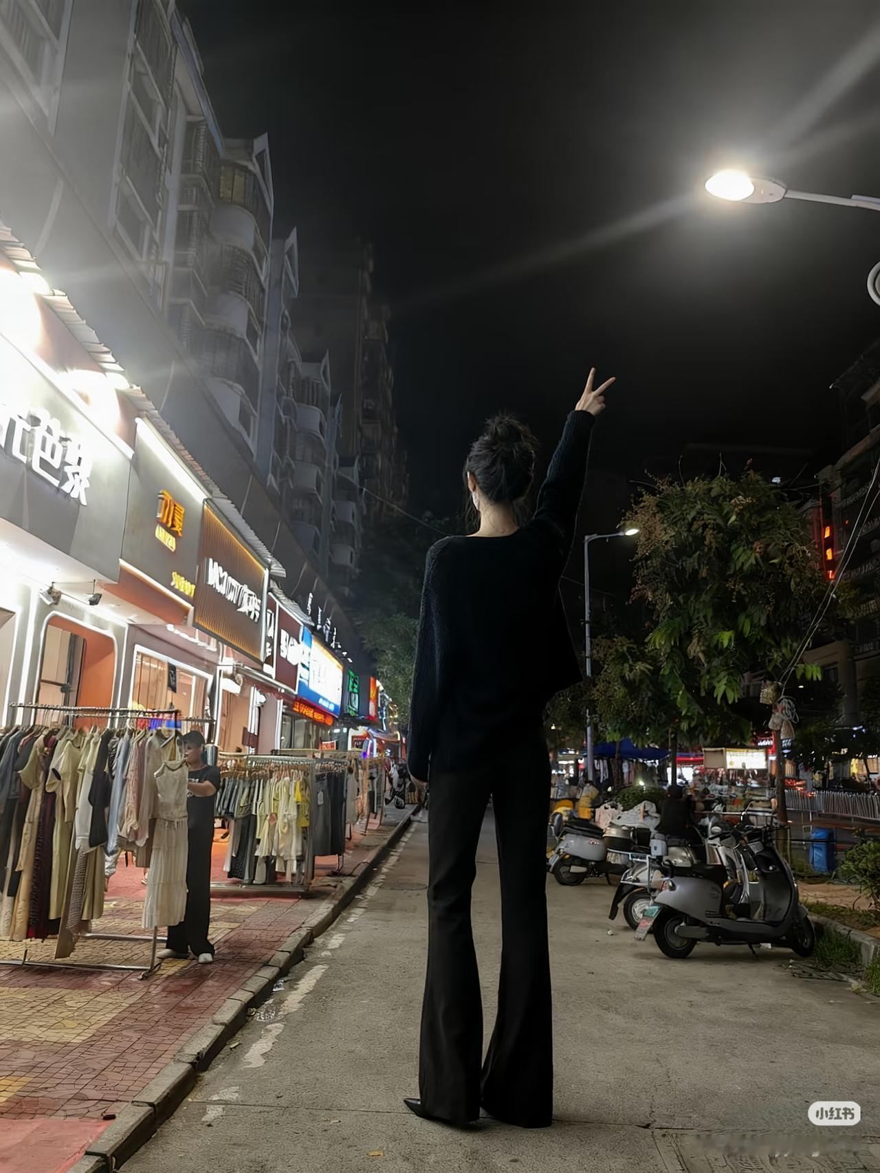 夜色阑珊处，灯火阑珊时。