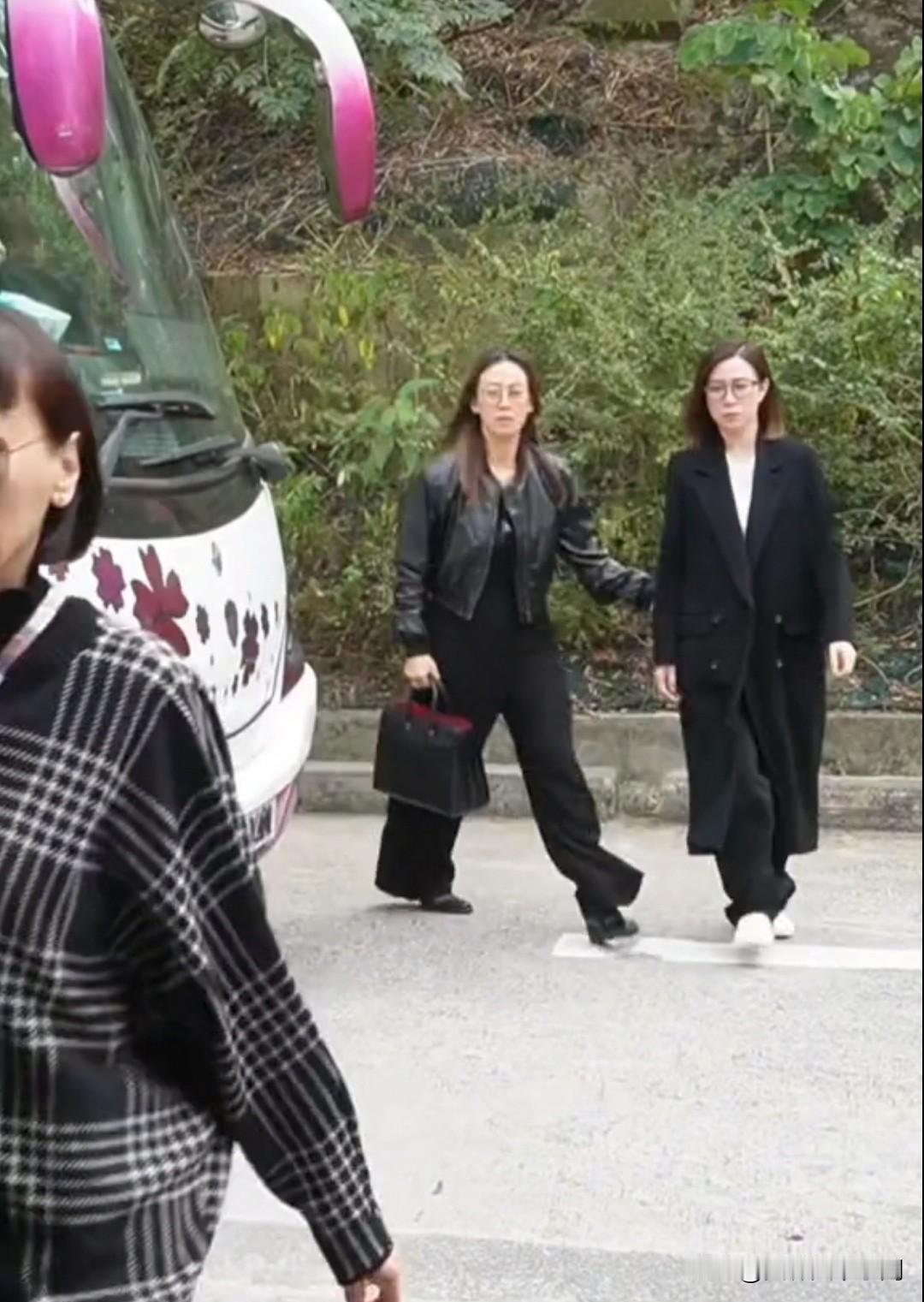 许绍雄出殡，余诗曼关礼杰欧阳震华到场送欢喜哥最后一程，香港老艺人重情重义[赞][