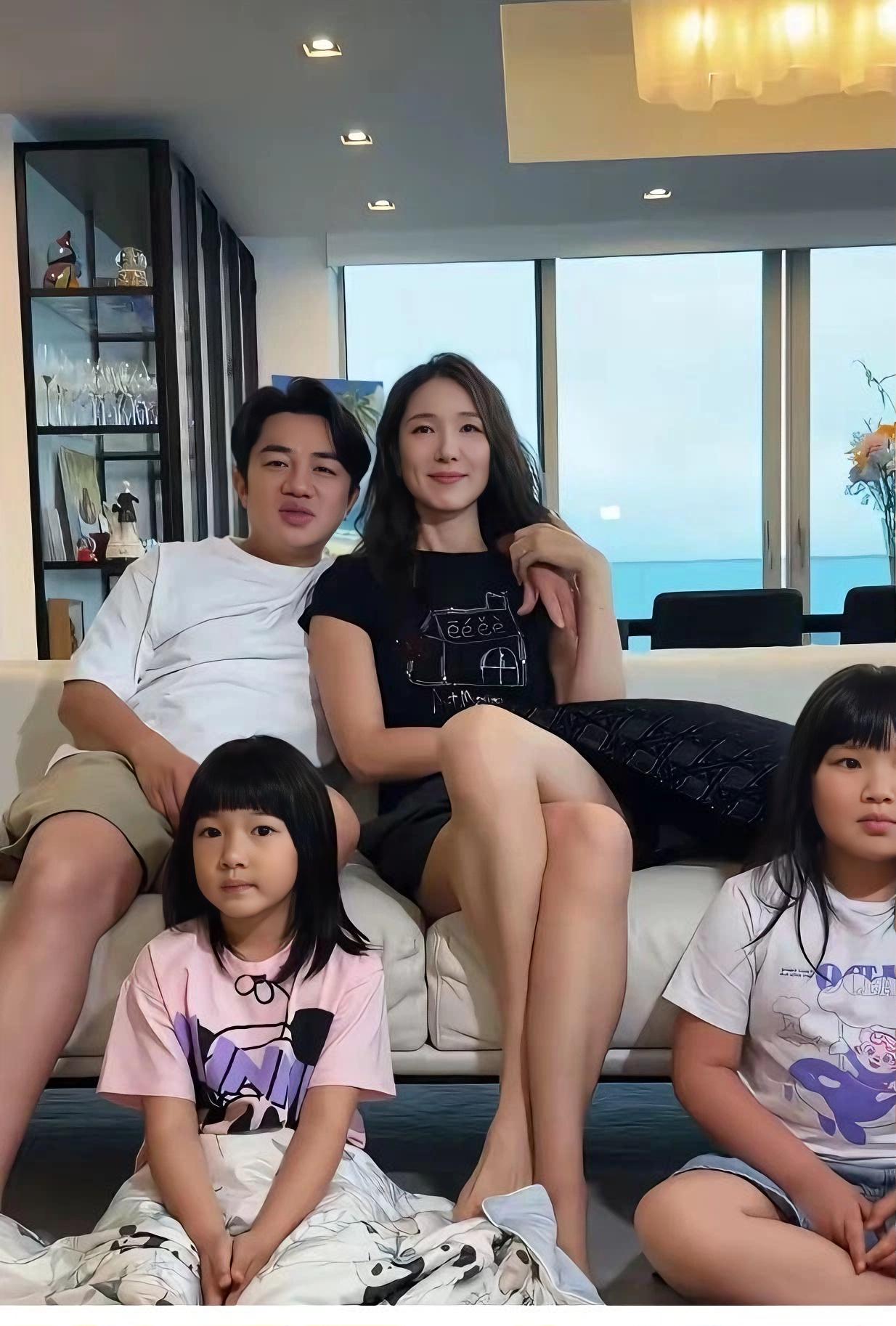 哇！王祖蓝有两个贴心小棉袄啊！好羡慕啊！一家四口拍下居家合照，夫妻俩坐在沙发