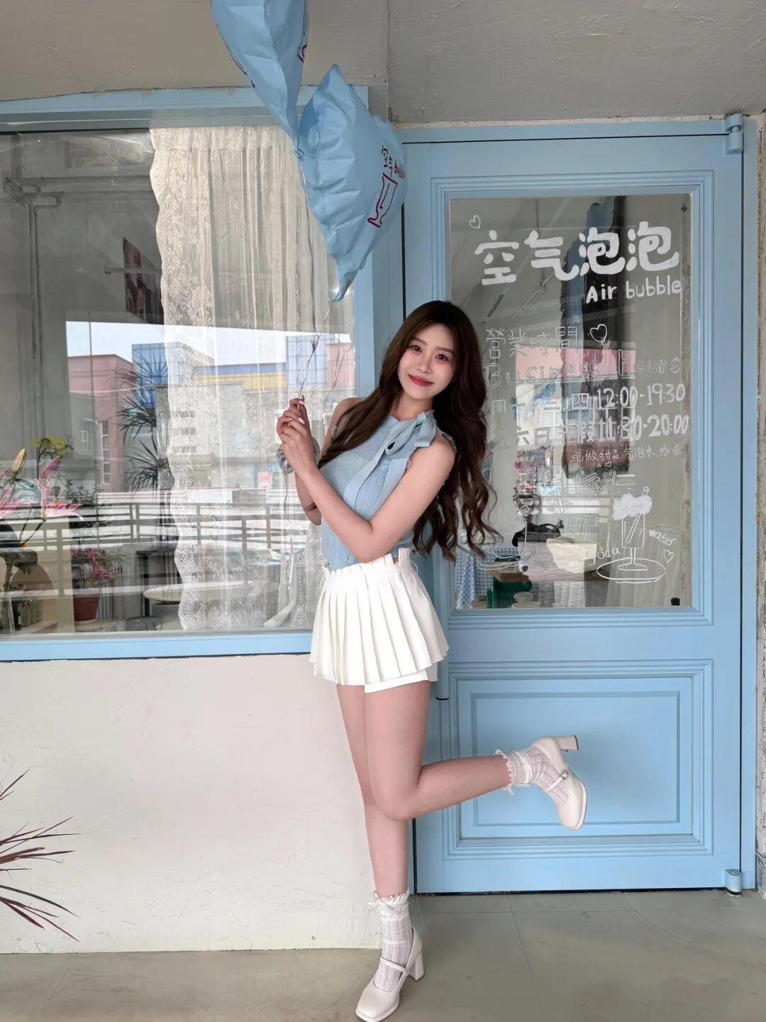元气少女在“空气泡泡”咖啡馆打卡，清新可爱！💕
