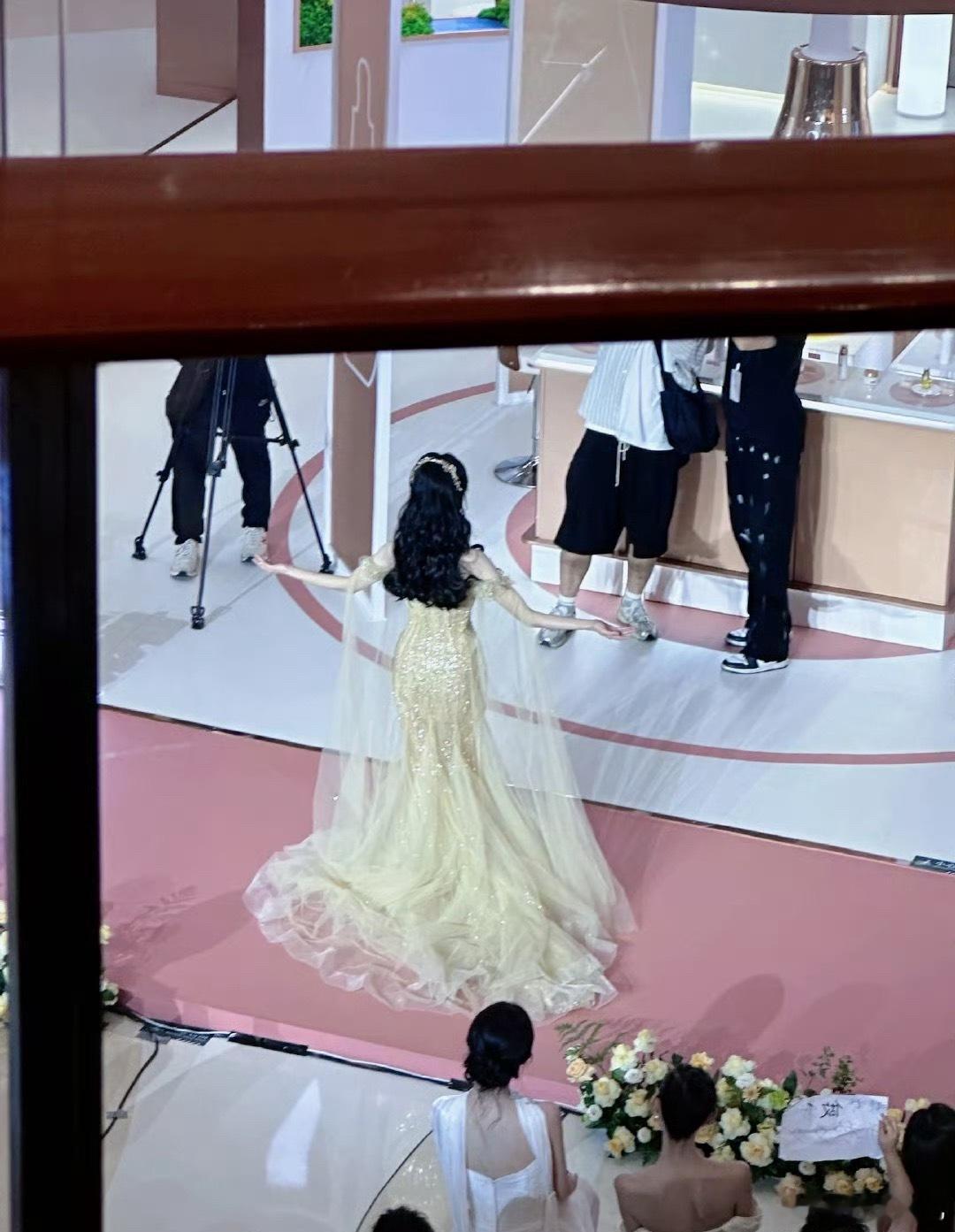 陈都灵这身真的好像金鹰女神的造型​​​