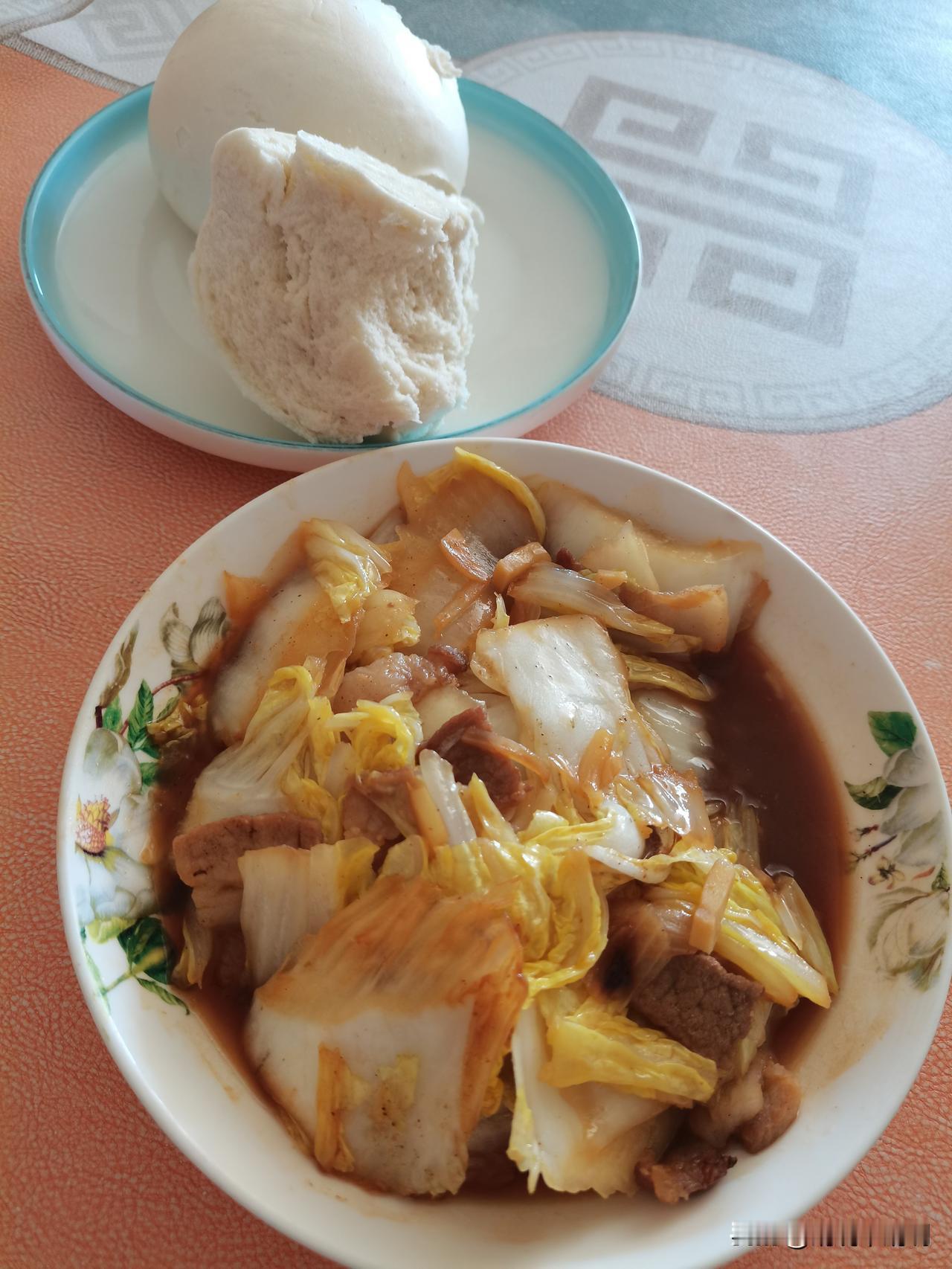 媳妇中午领上孩子们随礼去了，因为我和她们同事不太惯，所以就没去，一个人在家做饭，