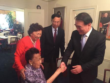 被载入了中美两国的史册，中国外交部专门远赴美国探望，她在美国住了半个世纪，却到死