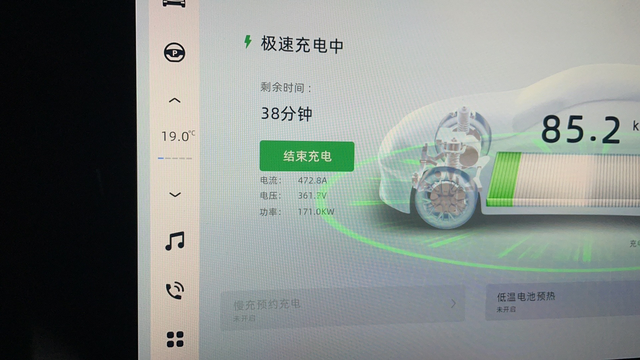 小鹏S4超充桩插枪后，30秒冲上150Kw，一分钟冲上170Kw，随后保持在1