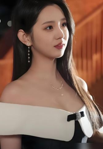 她一天挣你一年的钱，横店群演凌晨四点还在等盒饭。李柯以把手机往化妆台一扔，屏幕