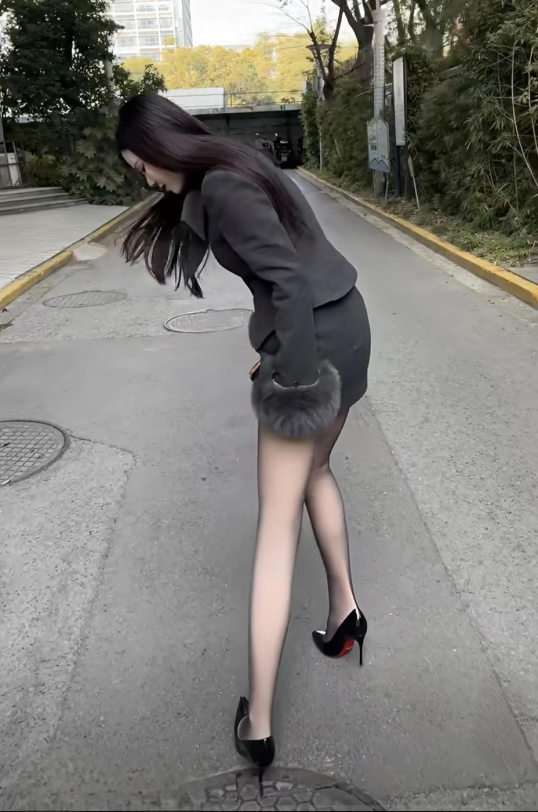 分享一张你最近随拍的照片雨点打在香头上——巧了！就那么点缝高跟就夹在里面了。