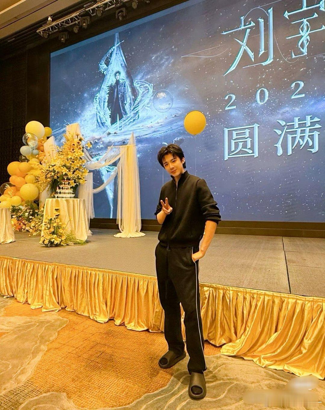 放大看这一天天的，脸放大看脚也放大看，袜子头是坏了吗？深圳