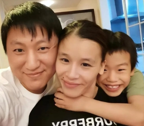 瘫痪27年的桑兰现状，44岁肤色白皙容貌出众，老公儿子都很爱她，一家三口幸福感爆