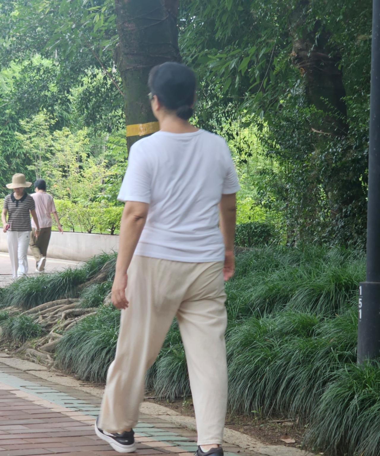 今天雇主家朋友又送来一箱螃蟹和一箱黄蚬子。正赶上周末，家里吃饭的人多，做饭阿姨忙