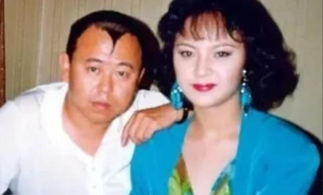 1996年，潘长江走红后，大摇大摆地跟妻子杨云提出离婚。杨云拍桌子怒怼：“当年医