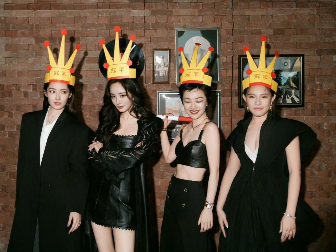 郭碧婷曝和时代姐妹花懒得联系不好笑就露宿街头郭碧婷的回答确实带来了话题度，也让