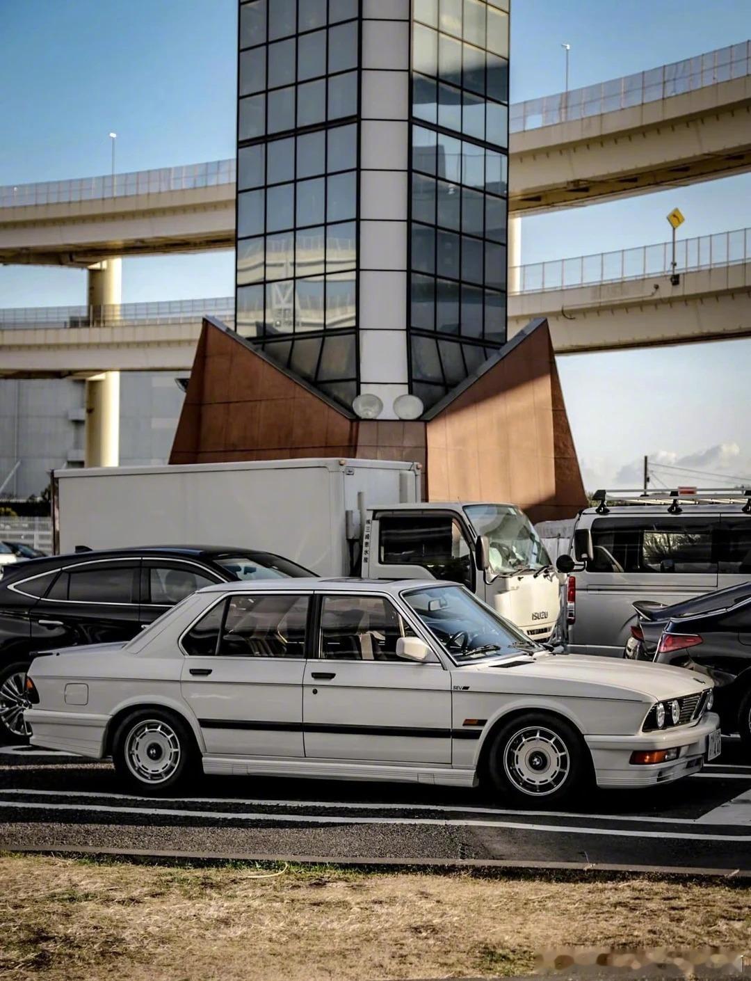 BMWE28，老爷车还在持续散发魅力