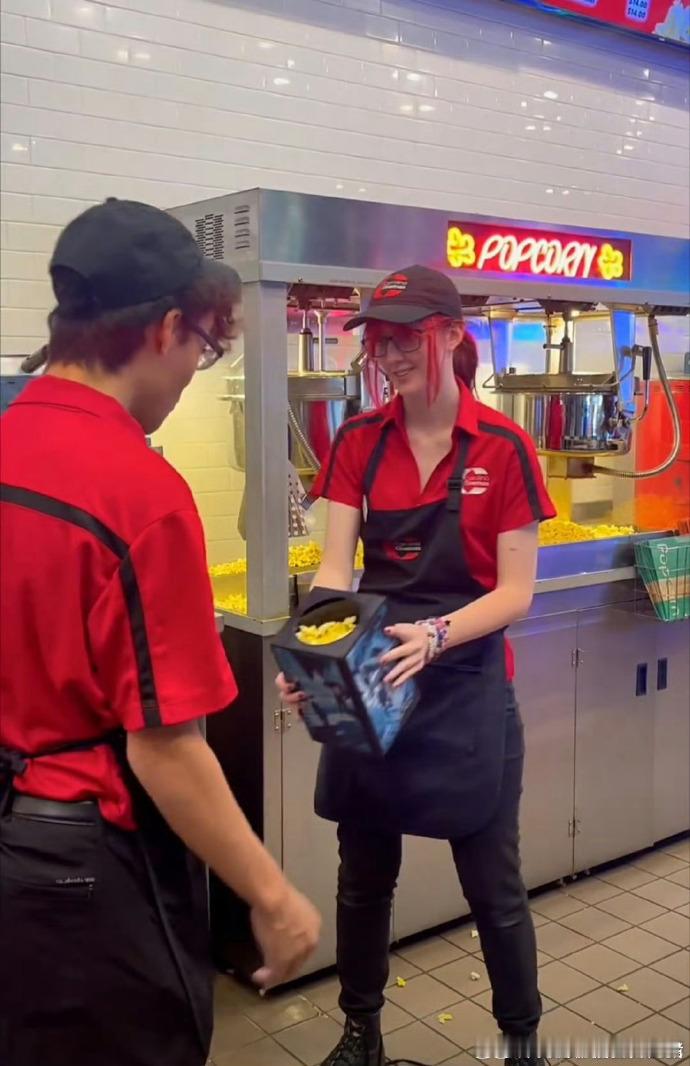 喜欢魔术吗？《惊天魔盗团3》的爆米花桶带你体验不一样的魔术乐趣。