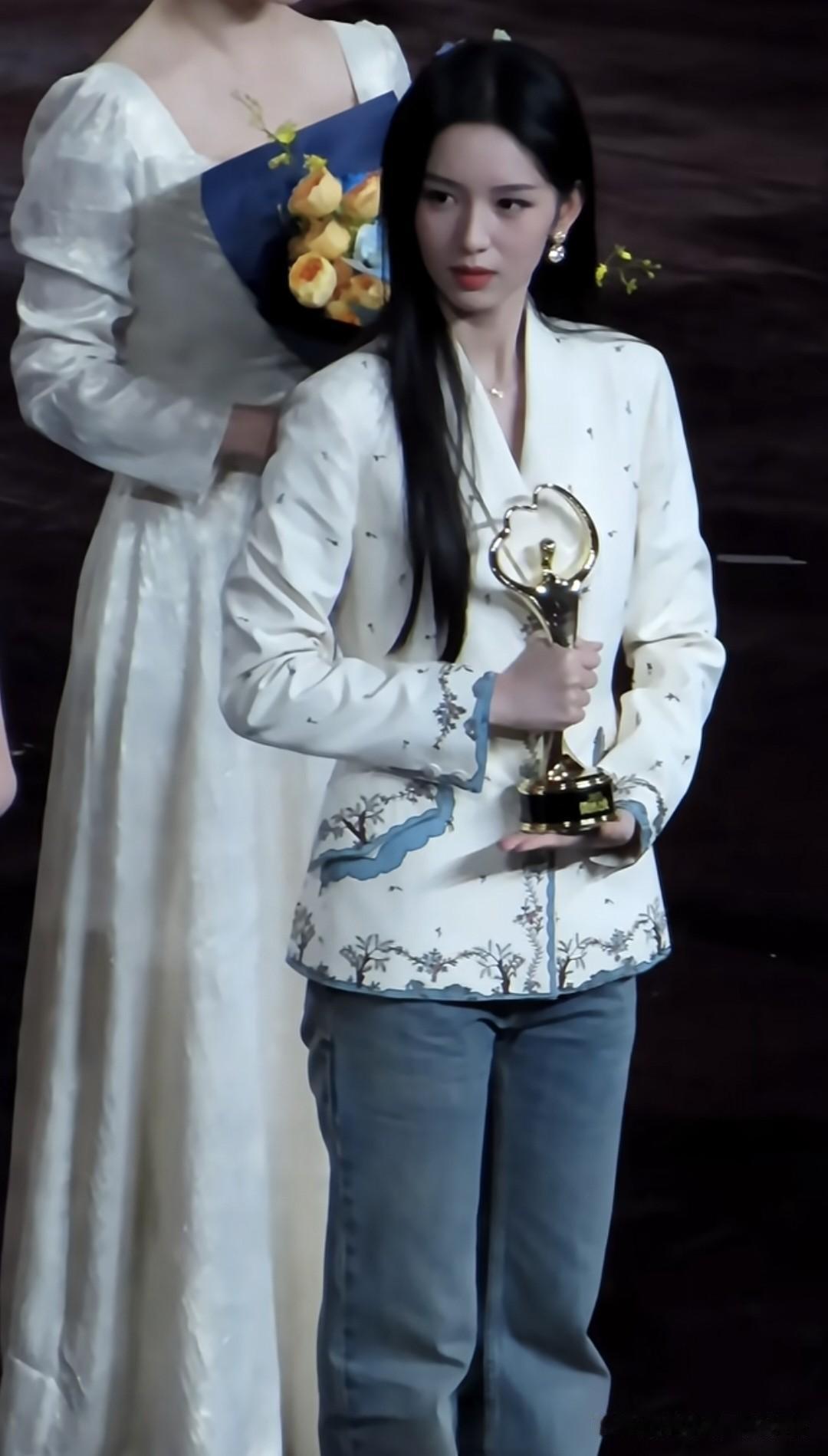 笑不活了家人们，昨天微博之夜周也太敢了，不是因为她敢说敢做，而是她居然穿着一