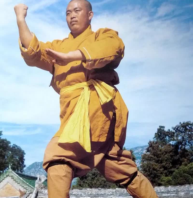 释永信在年轻时是少林寺内众人公认的“励志青年”。16岁出家之后，他拜武术宗师郝释