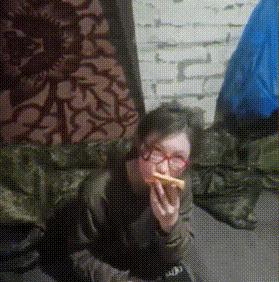地下室传出微弱哭声！俄军南部军团官兵在城郊逐户排查民宅时，于一处地下室中救出了独