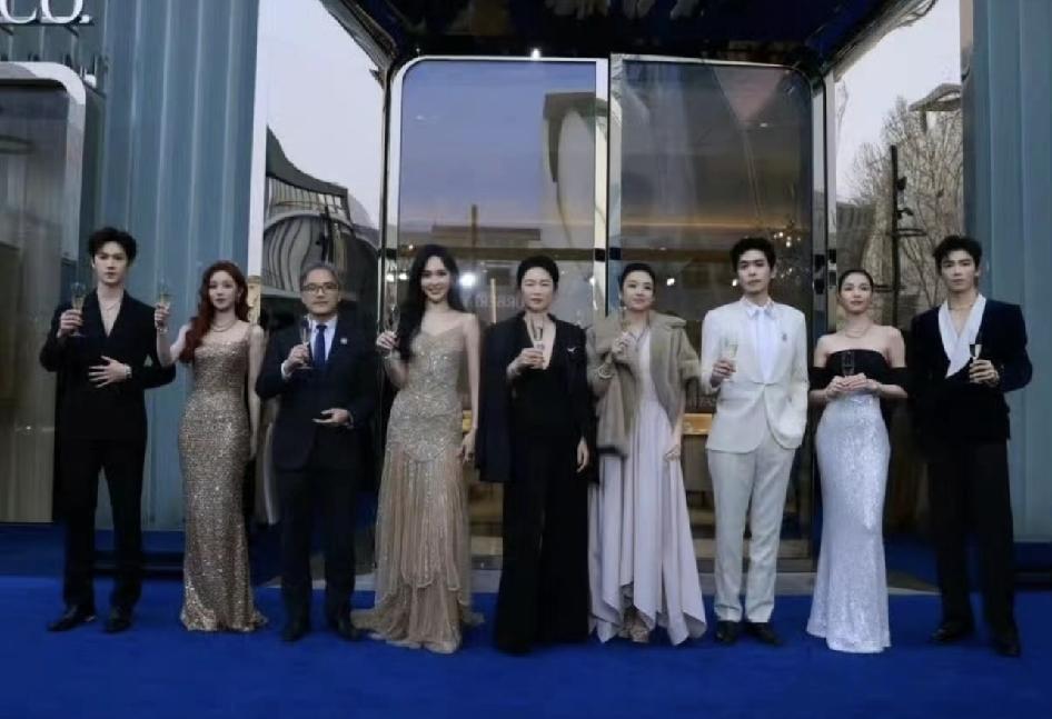 唐嫣实打实的高挑穿的鞋跟还不高，每次合照基本都曲腿。感觉是娱乐圈太多人谎报身