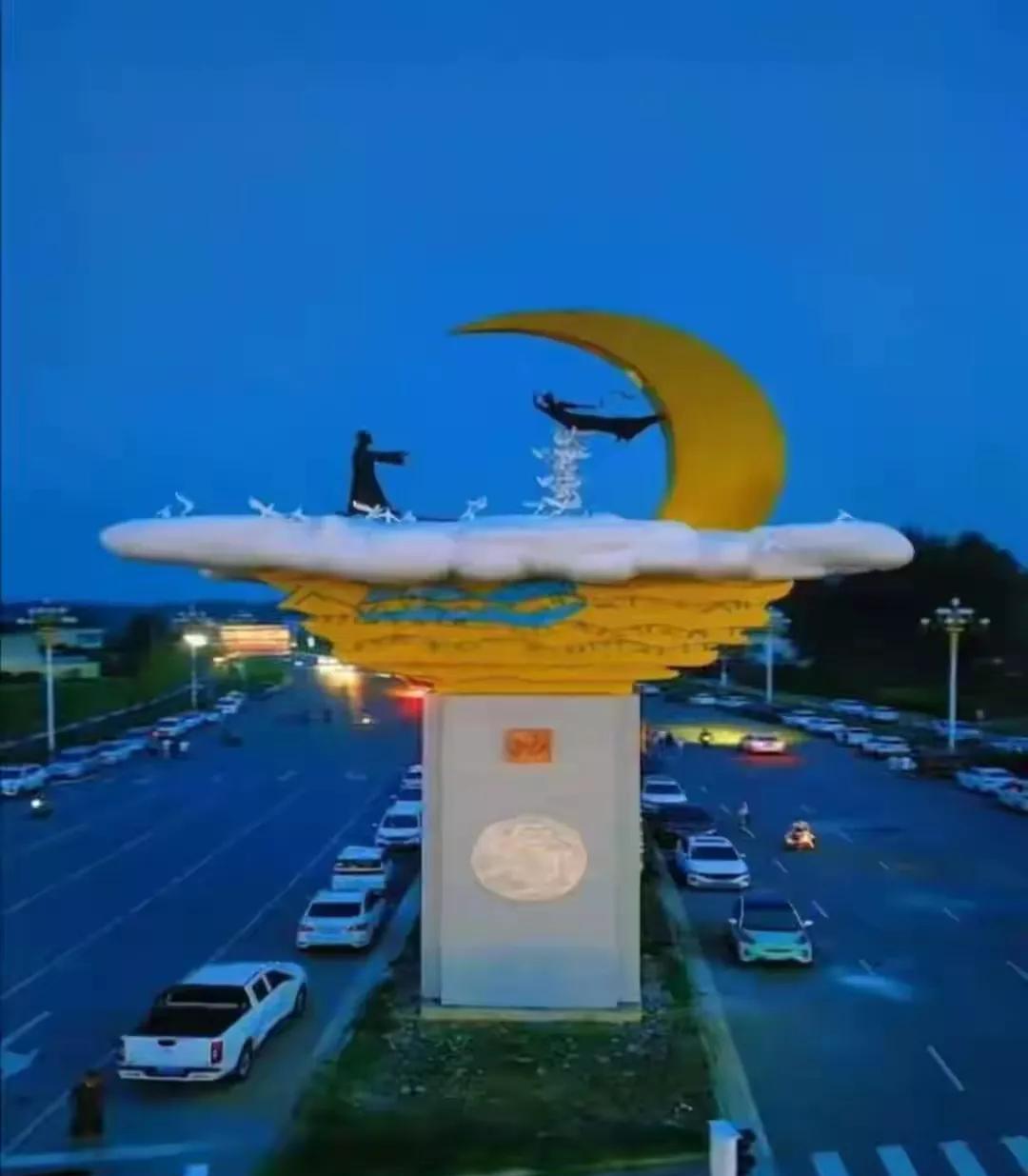 两年前的2023年8月，河南省平顶山市鲁山县，花费715万元修建牛郎织女雕塑一事