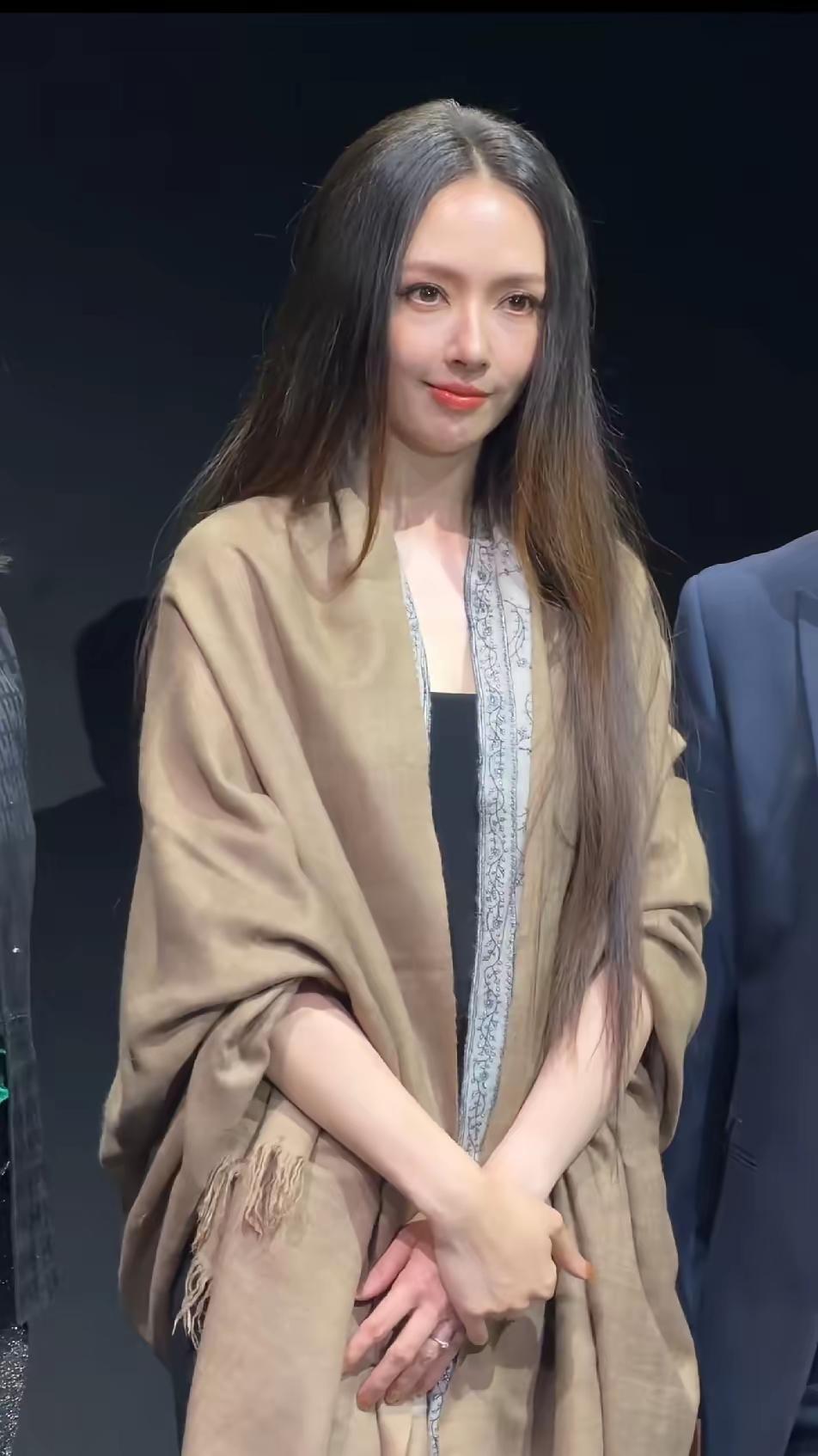 看看郭碧婷的头发，我终于理解了，为什么《许我耀眼》里面的保姆，一眼就看出来赵