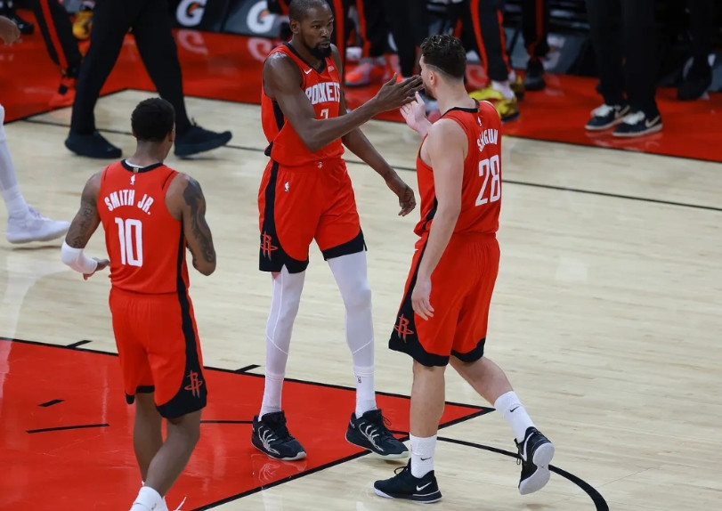 火箭赶紧用伊森贴首轮换湖人里夫斯！伊森现在身体玻璃心态摆烂，压根不能很好地帮助球