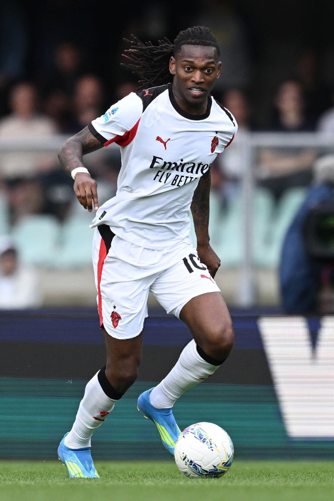 罗马诺：米兰并未积极寻求出售莱奥，因为他并非俱乐部项目之外的球员。但如果有对