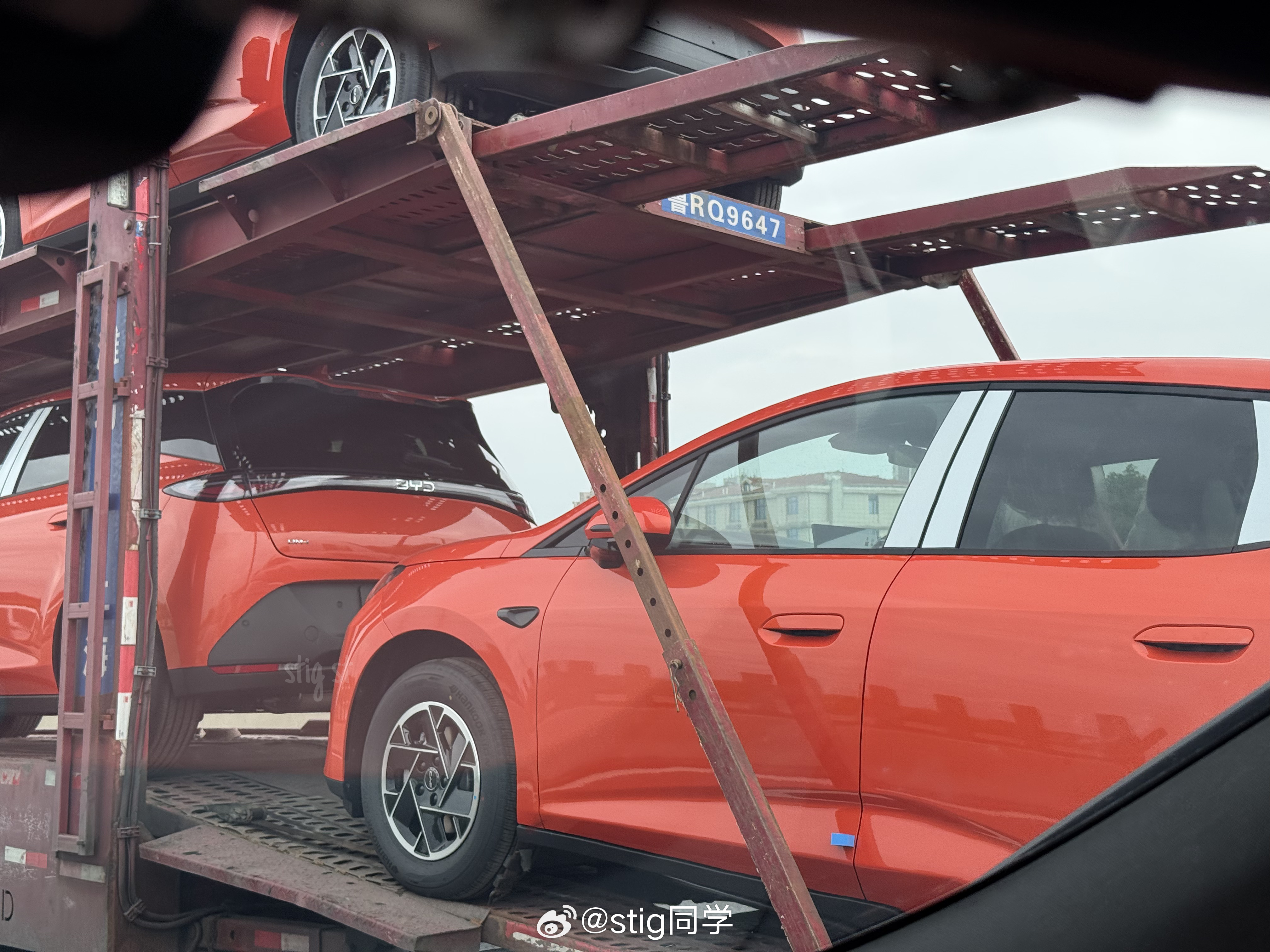 偶遇右舵的比亚迪海豚DolphinGDM-i挺漂亮啊，国内什么时候上[dog