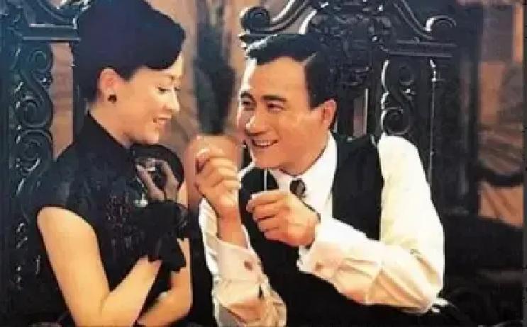 一次，胡军对膝下无子的刘嘉玲说：“姐，想要儿子么？”刘嘉玲一口干完老村长：“别开玩笑了，下辈再说吧！