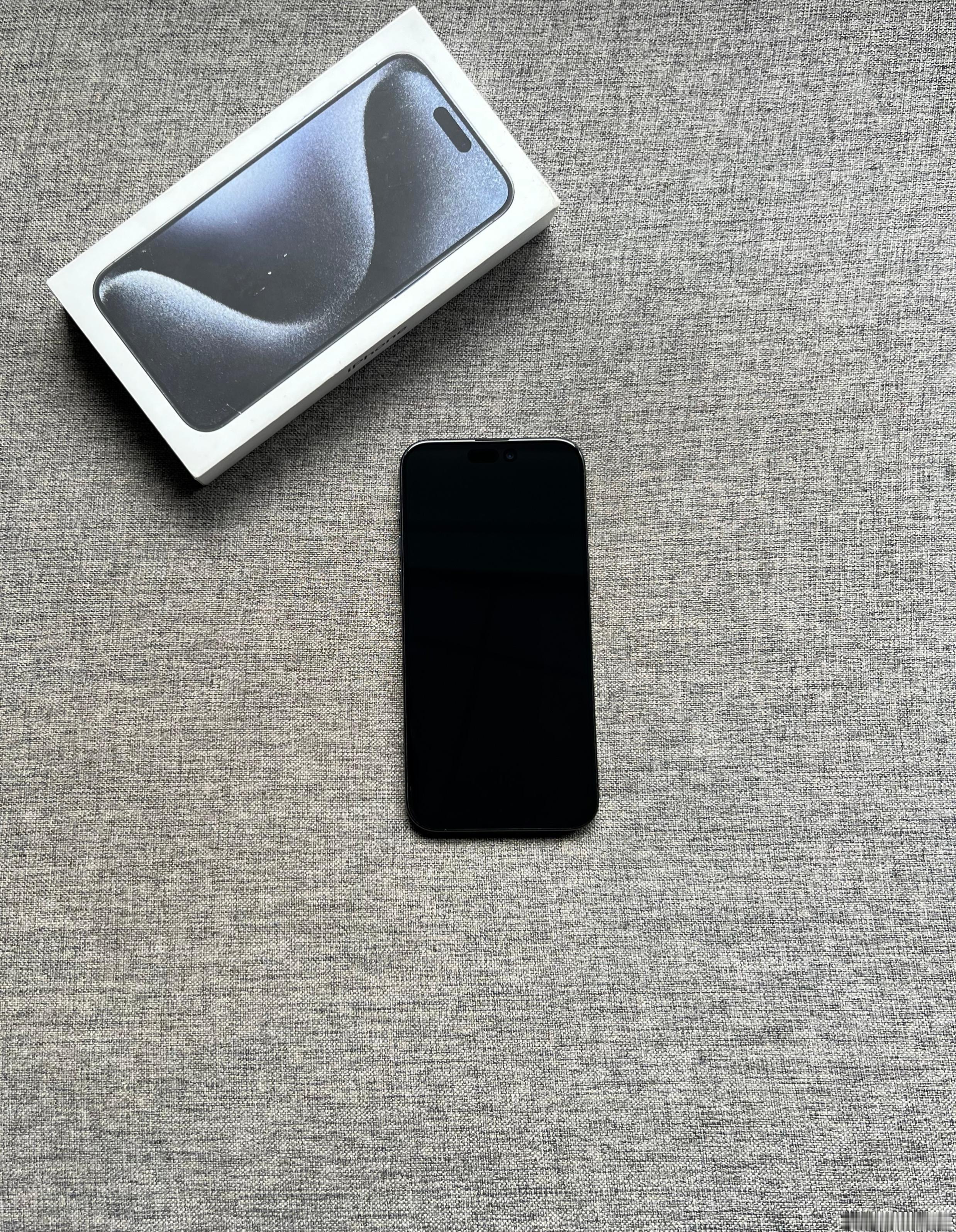 国行iPhone15ProMax512G蓝色，屏幕细微划痕，外壳小划痕磕
