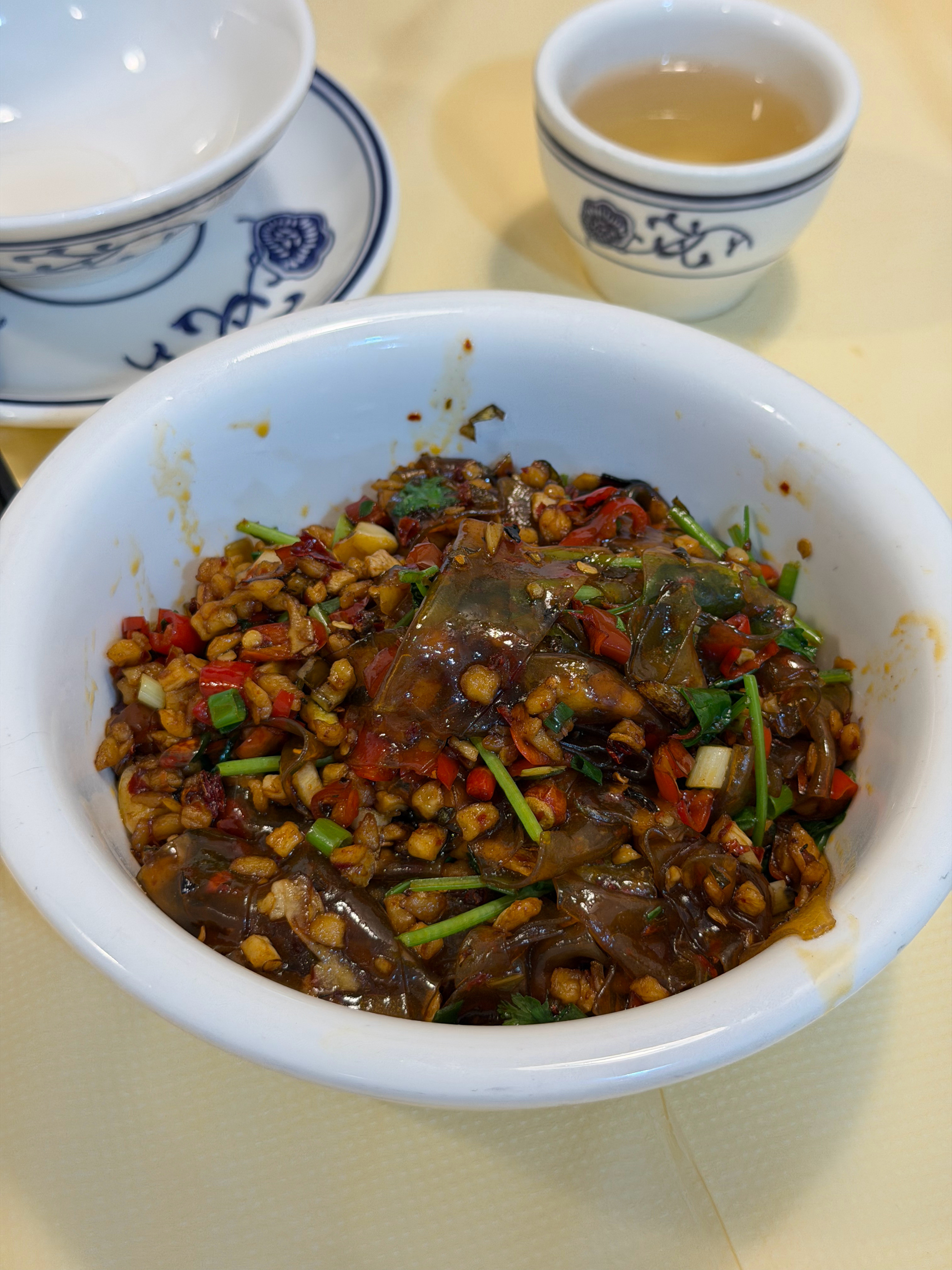 建议大家少喝肉汤这倒是真的，肉汤里脂肪嘌呤过高、营养价值不足，不如吃点新鲜的炒菜