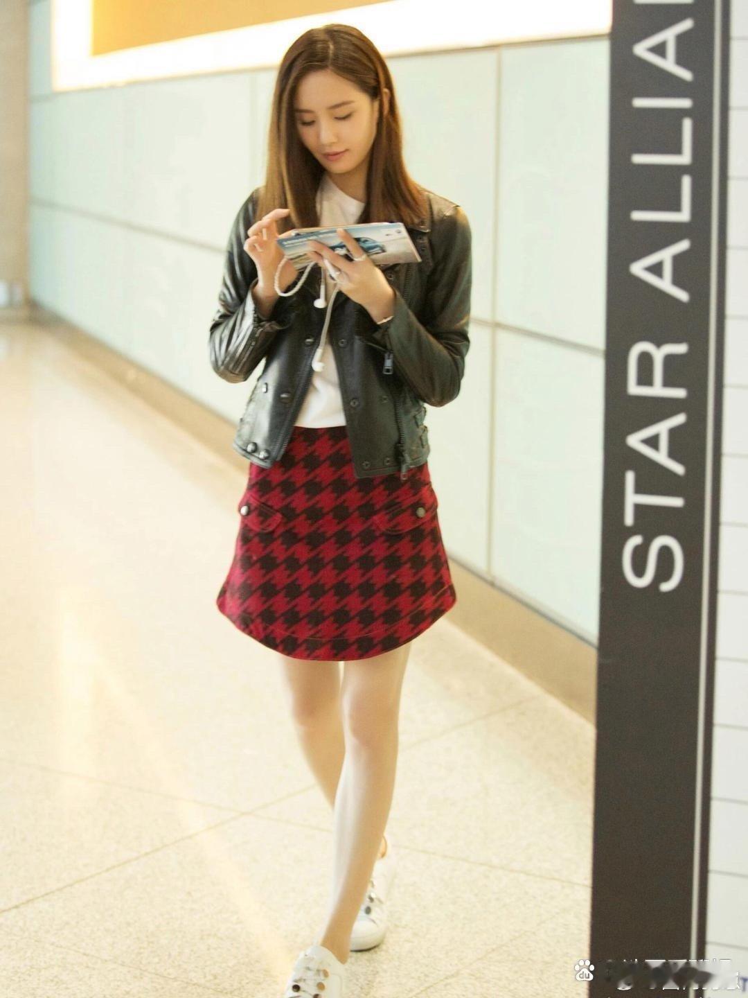 刘诗诗早期机场街拍，简约穿搭难掩清冷气质，颜值身段全程在线。