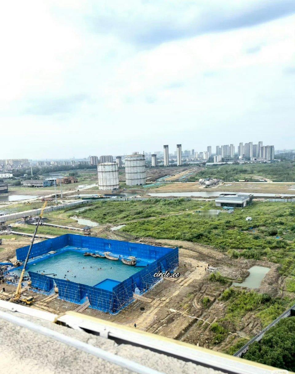 感觉在工厂边的田地里搭了一个景​​​
