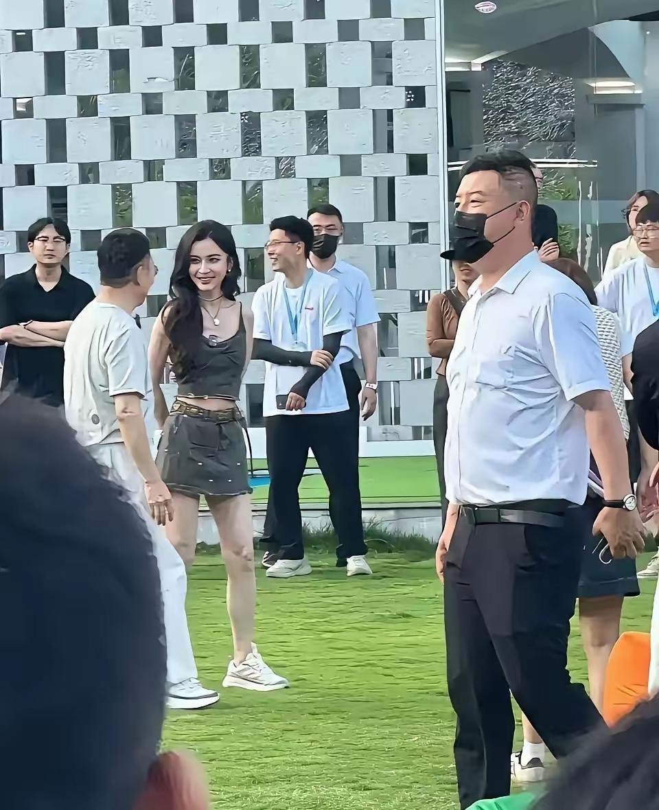 杨颖那么漂亮身材又好，黄晓明是怎么回事？咋想的