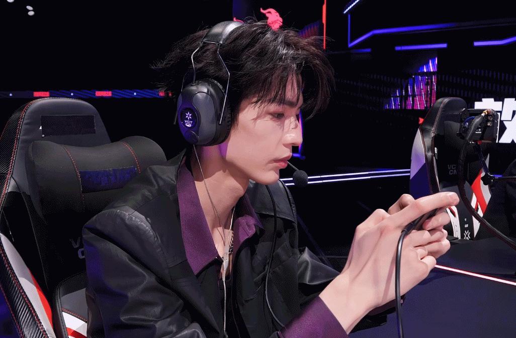 张凌赫直播手秀这个手速，这个手姿，简直是手模级别！我愿称张凌赫为内娱手神！