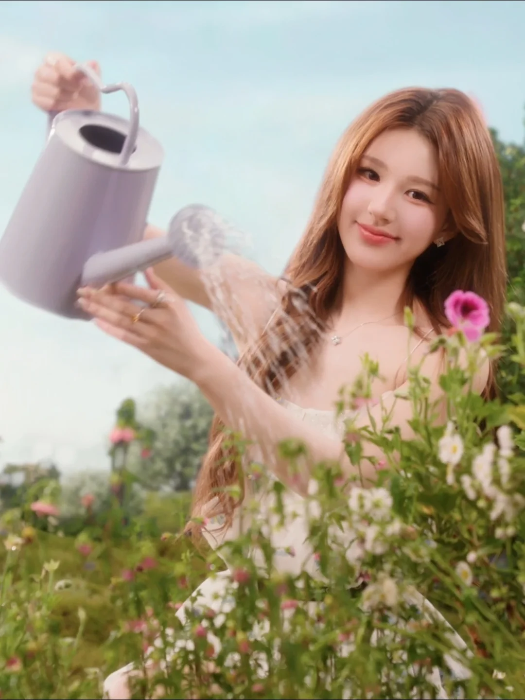 给小花浇水啦，红红的大苹果