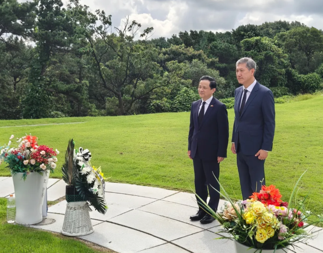 8月19日，我驻韩大使戴兵做出了一个意味深长的动作，抛开了韩国政府，赴坡州祭扫韩